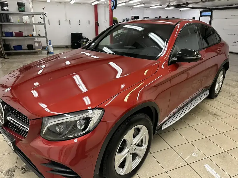 Rød Mercedes GLC med blank lakk etter polering i Bodø
