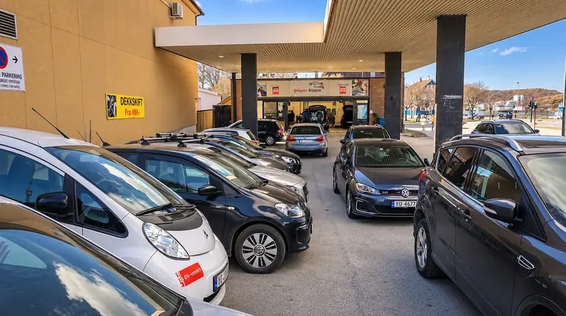 Biler parkert utenfor Snippen Bilpleie i Bodø