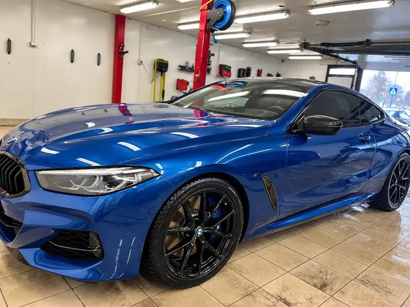 Blå BMW 8-serie ferdig vasket og polert i Bodø