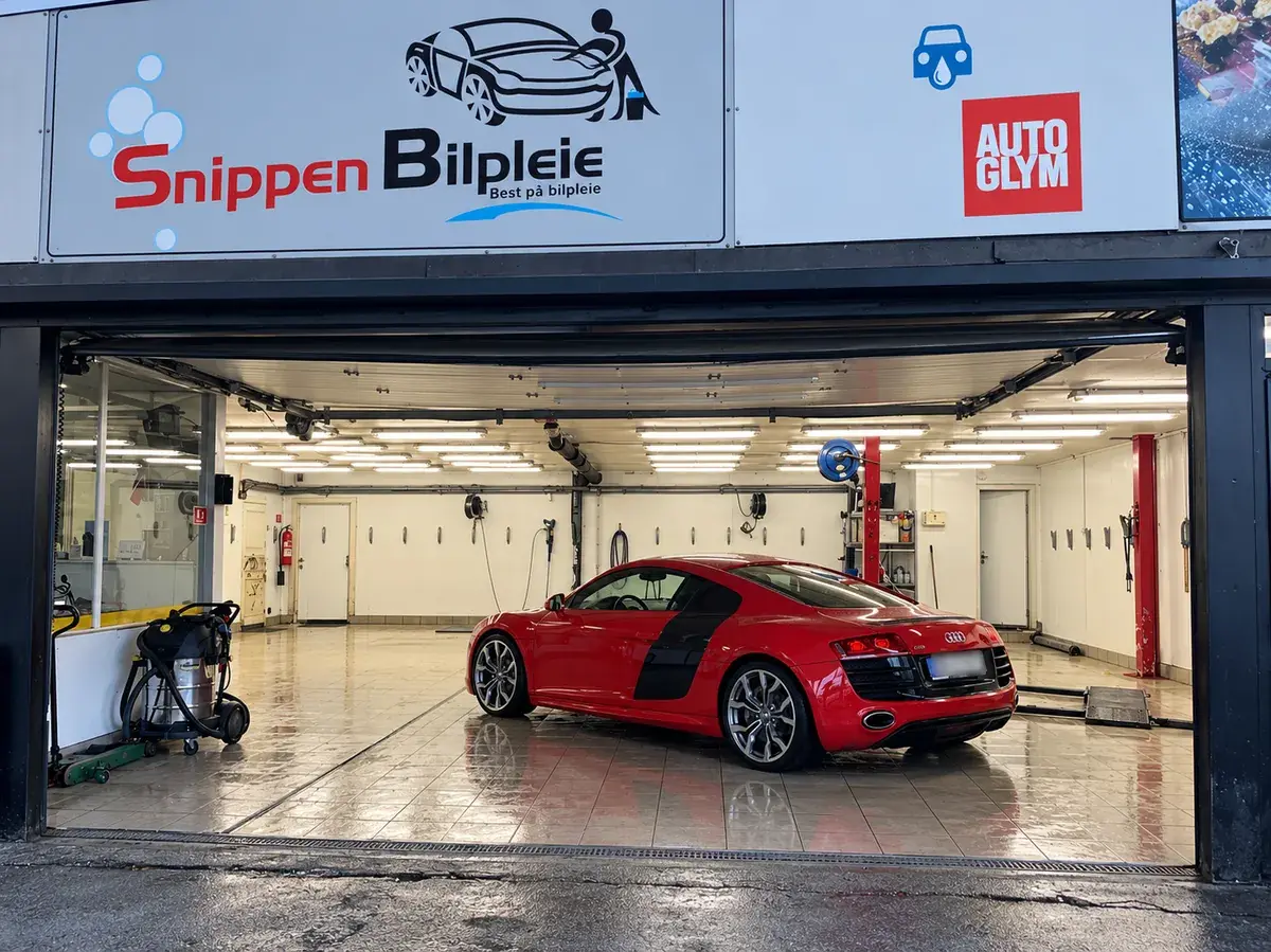 Rød Audi R8 i verkstedet til Snippen Bilpleie i Bodø, sett fra porten